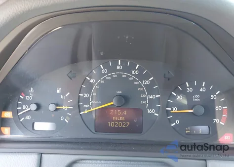 2000 Mercedes-Benz E 320 z USA, uszkodzony, nr VIN WDBJF65J6YB155478